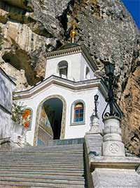 Вход в главный храм монастыря